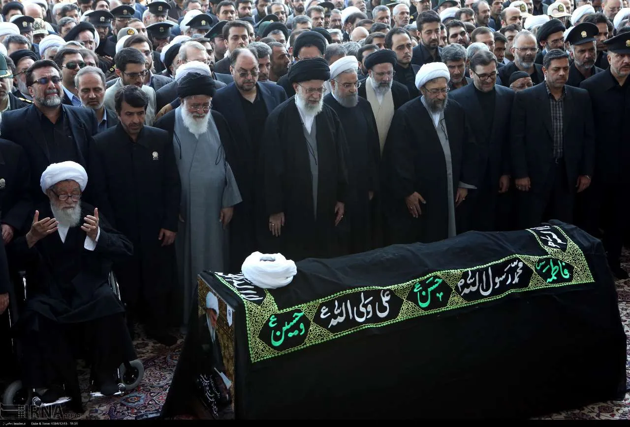 اقامه نماز بر پیکر آیت‌الله واعظ طبسی +تصاویر