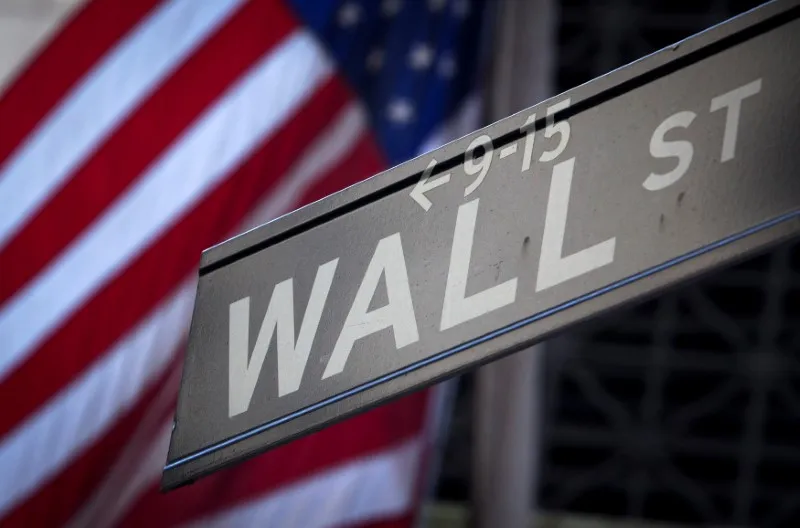 Dollar Gains on Rates, U.S. Tax Plan; Stocks Mixed
