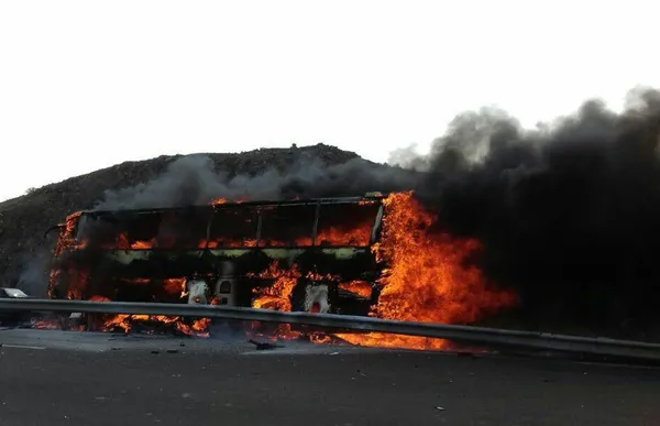 یک اتوبوس با ۴۲ مسافر در جاده قم آتش گرفت