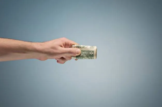 رفتار مناسب در رویارویی با کمک مالی شوهر به خانواده اش