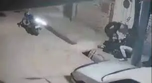 سرقت و زورگیری وحشیانه دو سارق از یک زن در بروجرد + فیلم