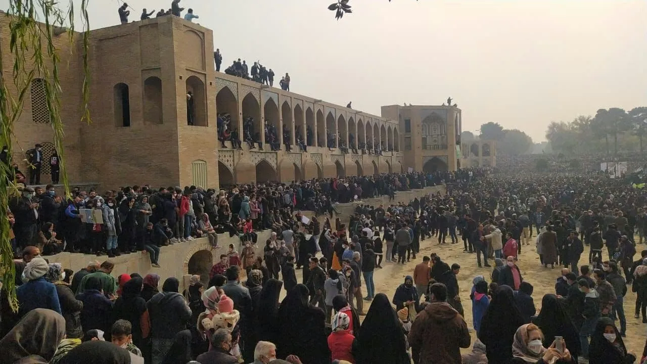 تجمع کشاورزان اصفهانی معترض به خشکی زاینده‌رود + فیلم