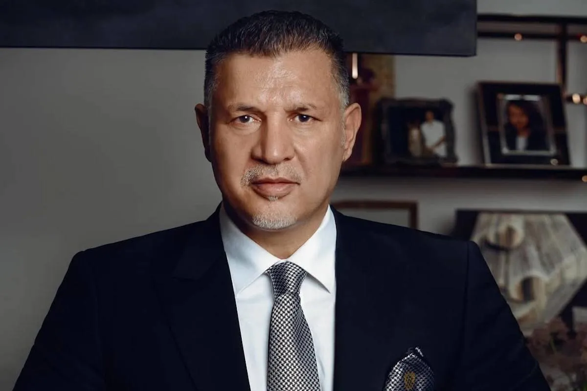 علی دایی با کروات میان هفت سین AFC + عکس