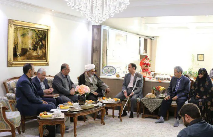 دیدار نماینده مقام معظم رهبری با کارمند جانباز بانک ملت