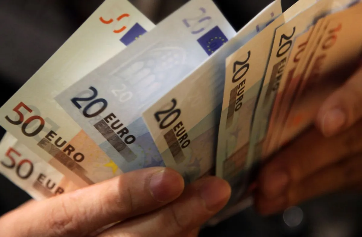 Dollar Slips as Shutdown Drags On; Stocks Mixed