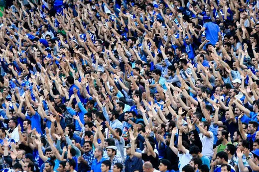 هم صدایی هواداران استقلال با خواننده جشن قهرمانی + فیلم