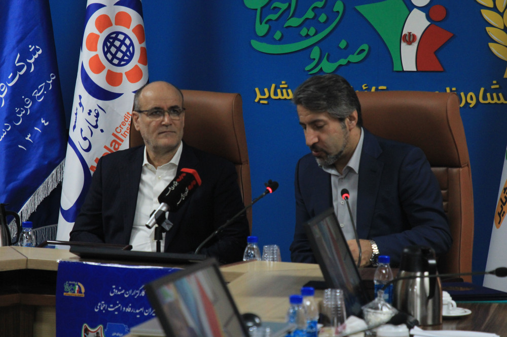 امضای سند همکاری بین صندوق بیمه اجتماعی و شرکت سهامی فرش ایران با حضور دکتر جمالی امضای سند همکاری بین صندوق بیمه اجتماعی و شرکت سهامی فرش ایران با حضور دکتر جمالی