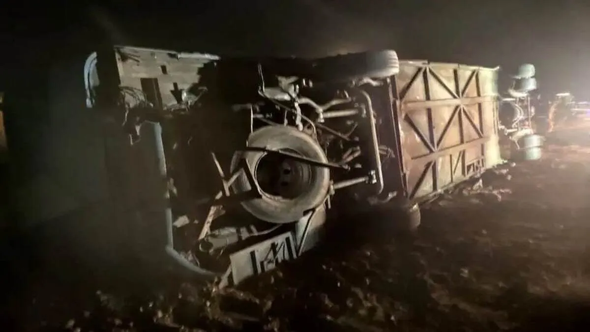 افزایش مصدومان واژگونی اتوبوس در یزد