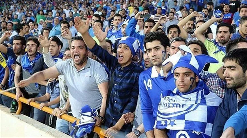 شعار هواداران استقلال علیه وزیر ورزش! / قربان‌زاده هم سوژه آبی‌ها شد! + فیلم