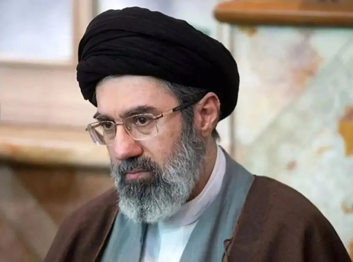 ببینید | عکس جدید رهبر انقلاب همراه با یک نوزاد منتشر شد