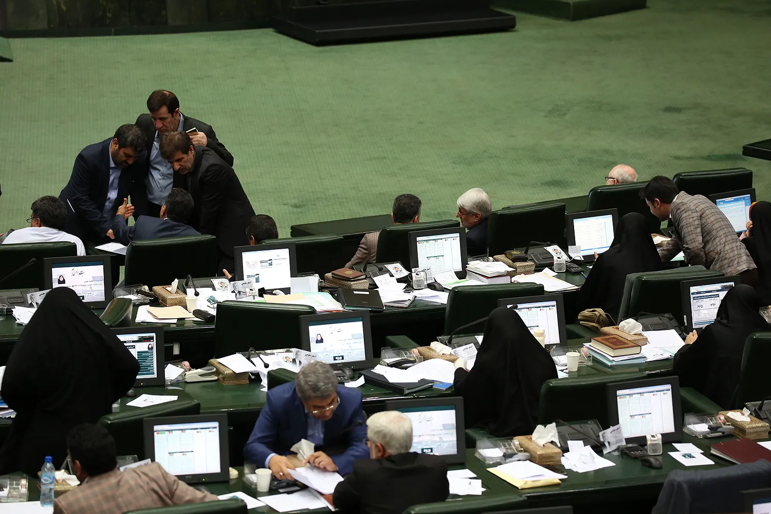 جمع آوری امضا در مجلس برای ابقای وزیر راه