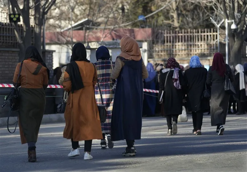 سرکوب دختران دانشجو با ماشین آب پاش توسط طالبان + فیلم