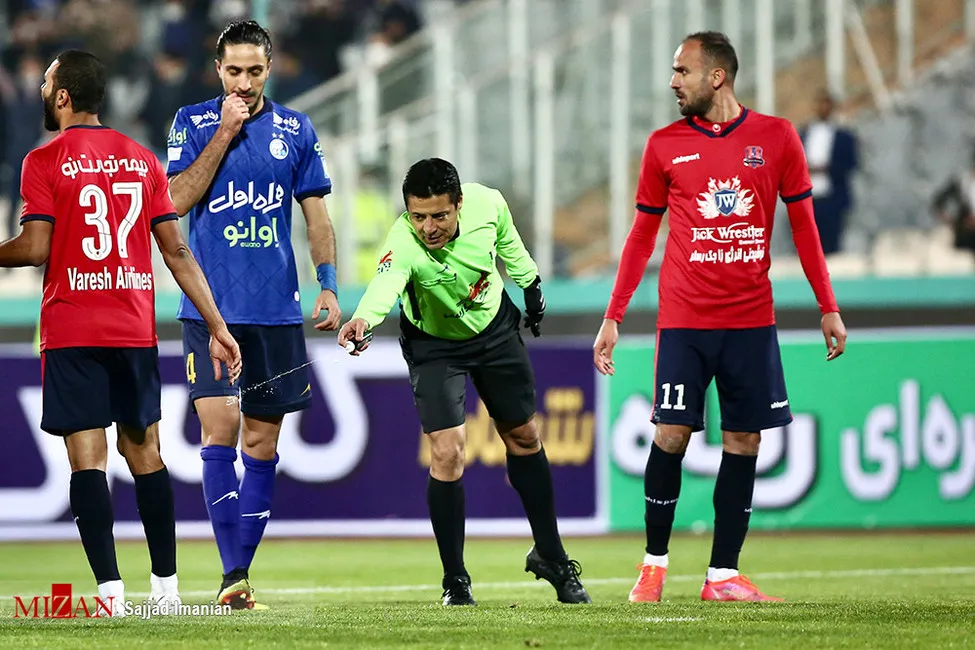 صفایی بازی استقلال را سوت می زند، مومنی پرسپولیس را