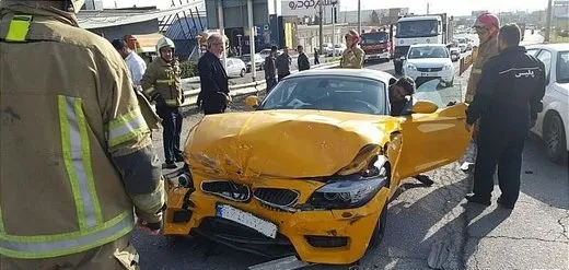 له شدن بی‌ام‌و ۶۰۰میلیونی در تصادف با پژو پارس +تصاویر
