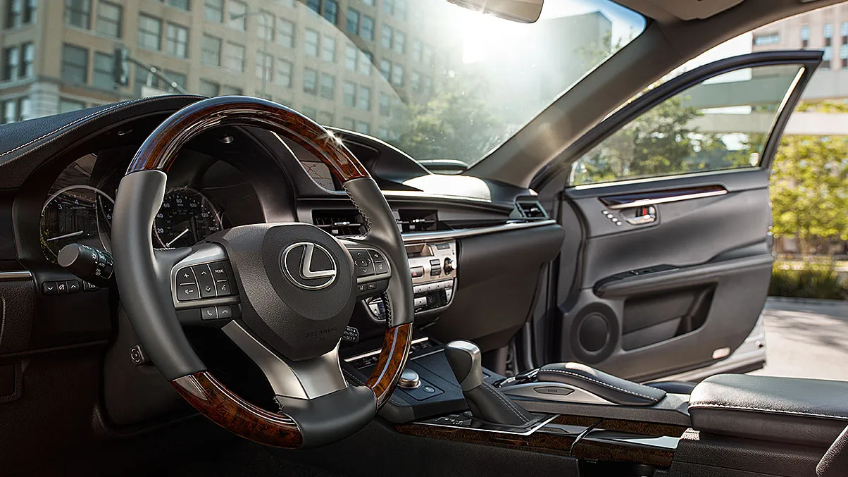 نگاهی به نمای داخلی LEXUS ES +فیلم