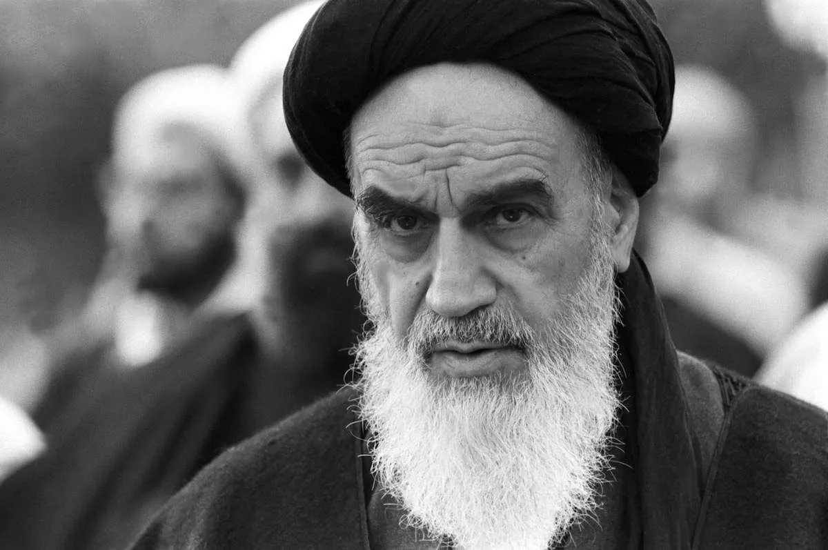 ماجرای بوسه همسر امام خمینی بر پای ایشان
