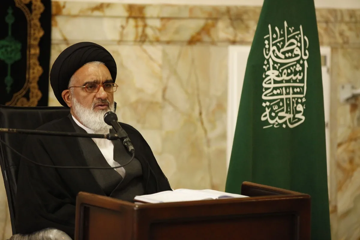 امام جمعه قم: نگاهمان به افرادی که خود را از نعمت حجاب محروم کرده‌اند بدبینانه نیست/ این سخن به معنی این نیست که اگر کسی از خط قرمز‌ها عبور کند با او برخورد قانونی نشود