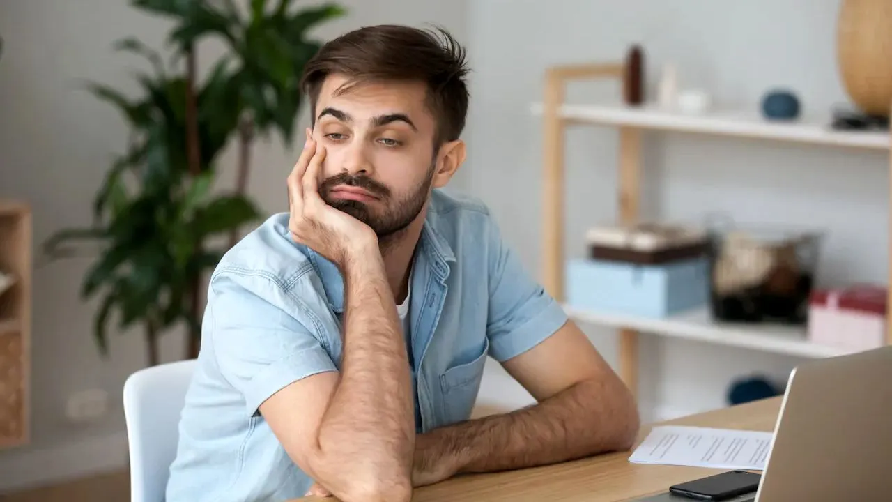 چرا همیشه بدون دلیل بی حوصله ام؟ + راه حل رفع بی حالی
