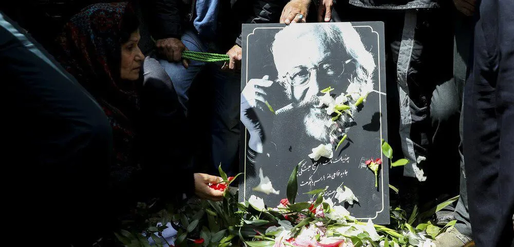 حضور بازیگران در مراسم تشییع پیکر جمشید مشایخی +فیلم