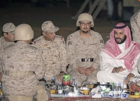 افطار پسر ملک سلمان با نظامیان +عکس