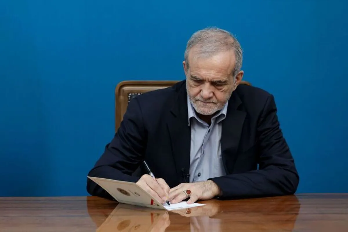 Pezeshkian: Iranians gave a crushing response to enemy plots on Monday rally