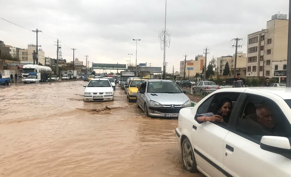 نجات معجزه‌آسای خانواده گرفتار در سیلاب توسط یگان ویژه