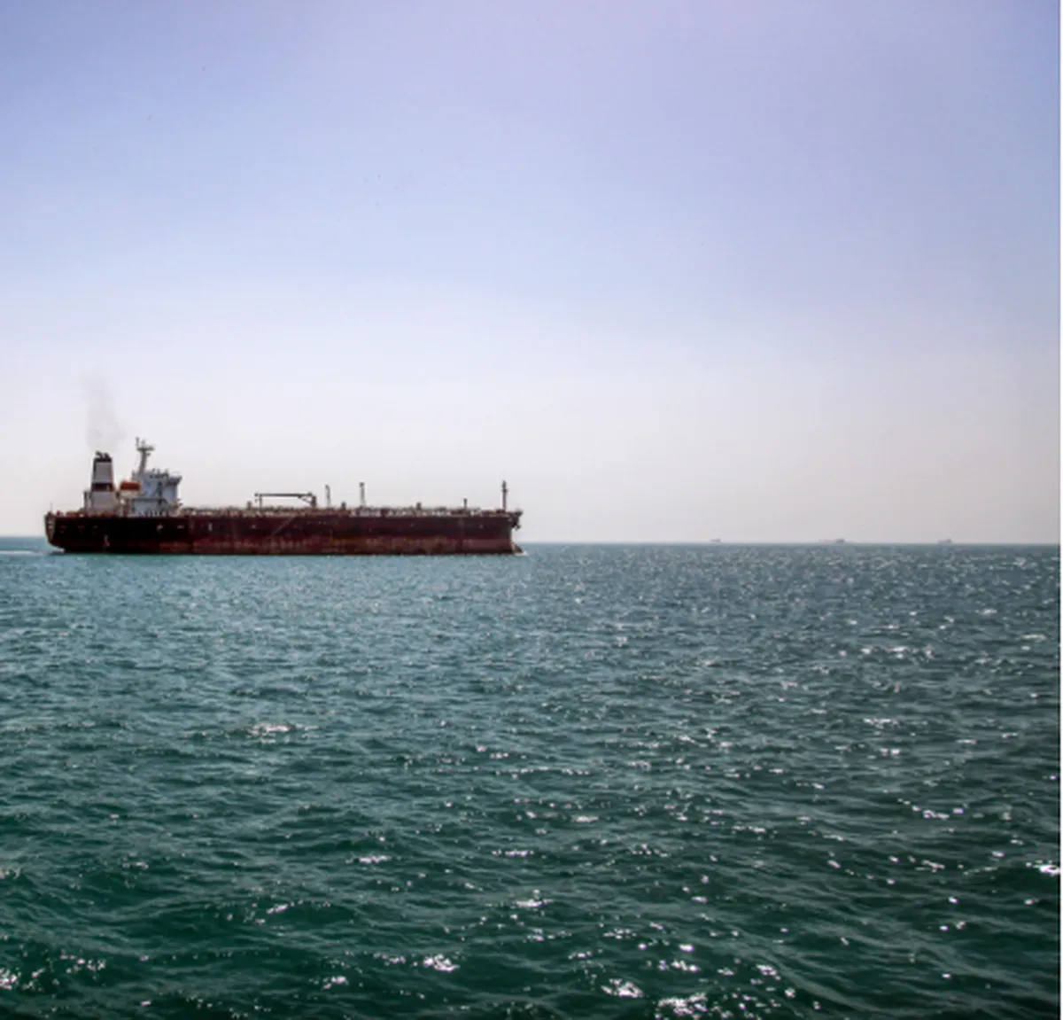 تنش جدید در خلیج فارس / یک کشتی در آب‌های قطر هدف حمله قرار گرفت