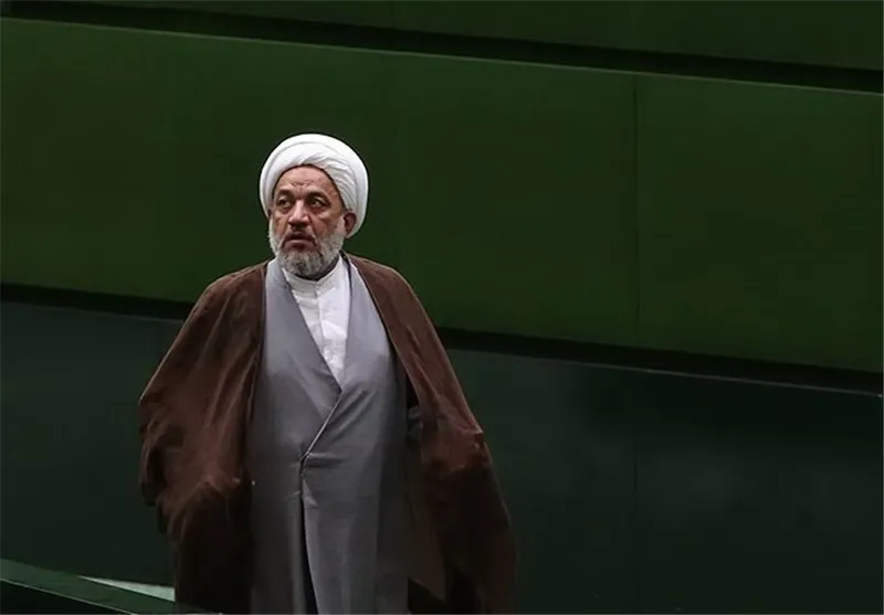 گوشه نشینی نماینده تهران در صحن علنی + عکس