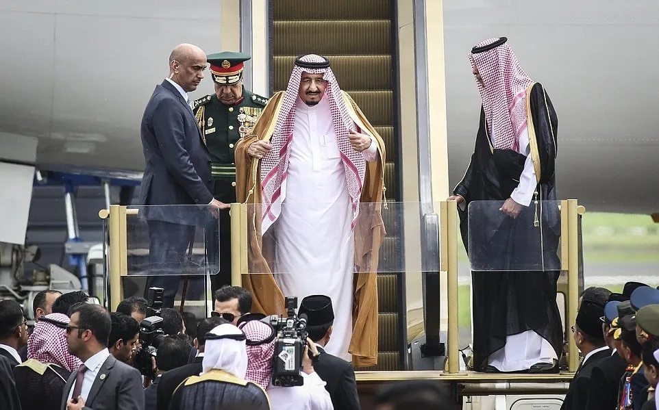 پادشاهی که با آسانسور و پله‌برقی طلا از هواپیما پایین آمد! +عکس