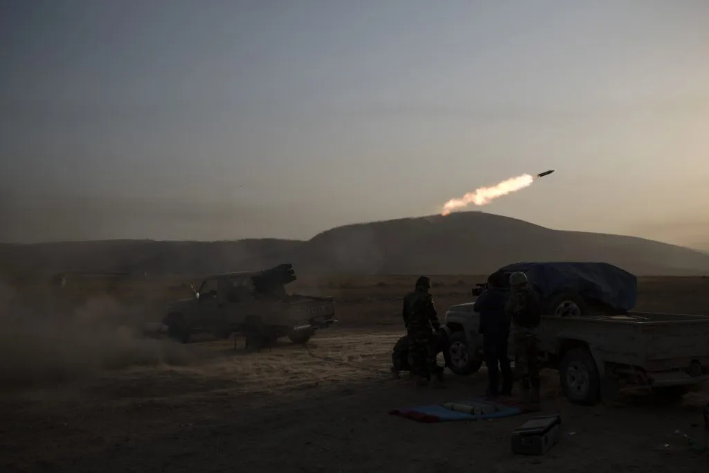 Iraq peshmerga storm Islamic State town as army battles in Mosul