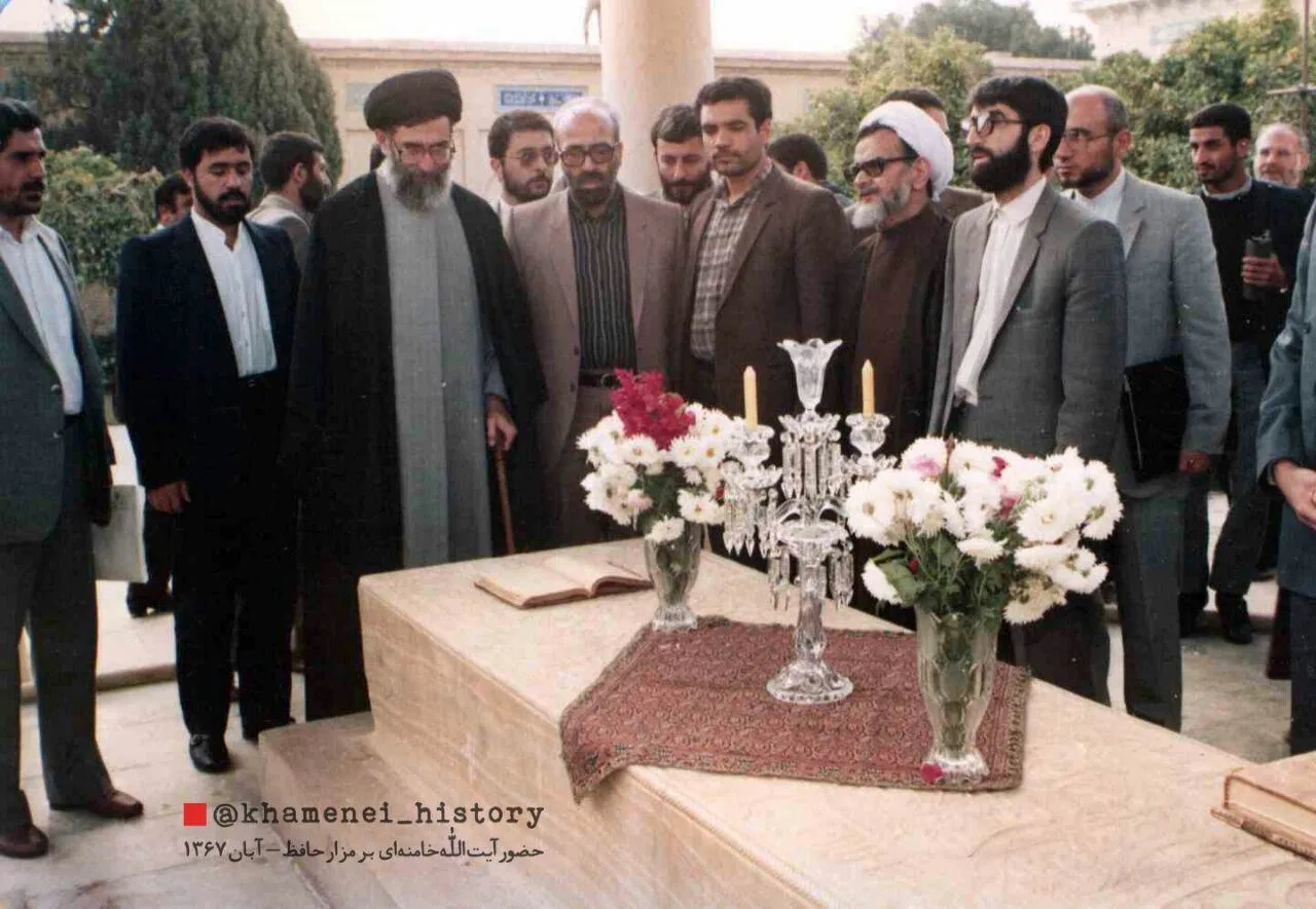 حضور آیت‌الله خامنه‌ای بر مزار حافظ +عکس