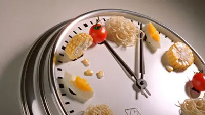 به این دلایل آخر شب غذا نخورید