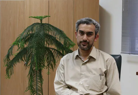 خطر آنجاست که فضای پویای گفت و گو و نقد تبدیل به فضای برچسب‌ و تهمت شود /  زندگی میلیون ها ایرانی را آزمایشگاه خود نکنیم