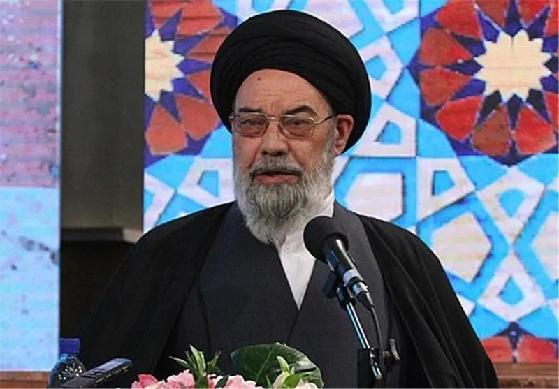 امام جمعه اصفهان: اگر تنهایی نمی توانید، چند نفره بروید و بساط روزه خواران را به هم بریزید