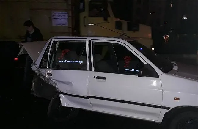 برخورد عجیب یک دستگاه خودرو با پایه برق در یاسوج