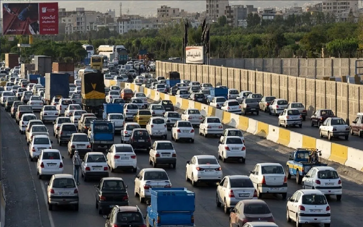 آخرین وضعیت ترافیکی محور‌های منتهی به شهر قم / ترافیک آزادراه تهران–قم به اوج رسید