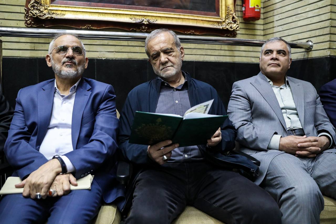 وزیر نفت ساعاتی قبل از استعفا کنار پزشکیان+ عکس