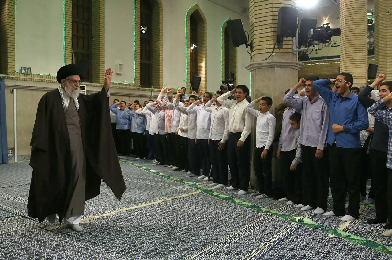 رهبر انقلاب: یکی از اهداف دشمن نفوذ در میان جوانان است