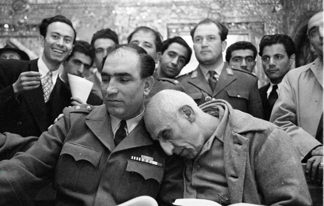عکسی دردناک از دادگاه مصدق و شادی عجیب یک نفر