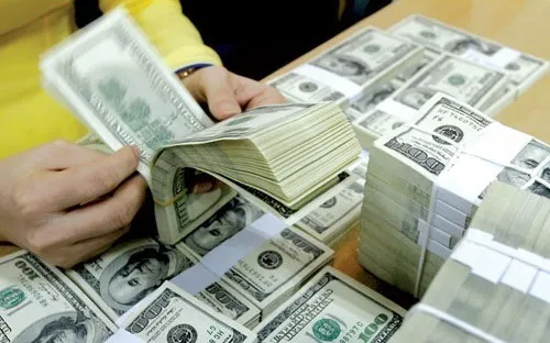 شکاف ۶۰۰تومانی ارز آزاد و دولتی/ پیش‌بینی نفت ۵۵دلاری برای بودجه۹۷