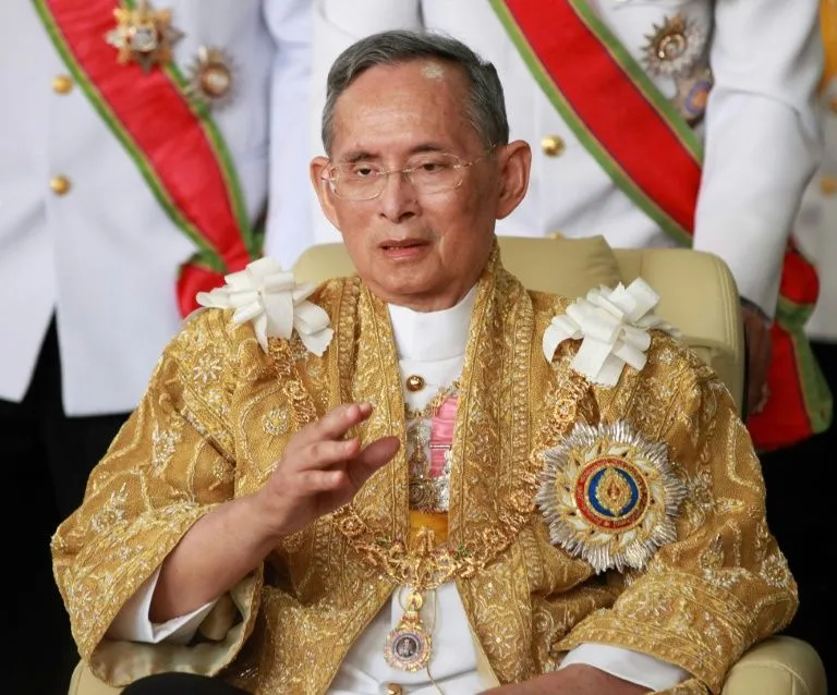 Regent to stand in as grieving Thailand awaits new king